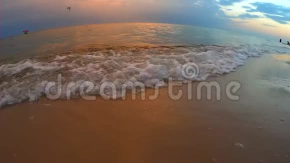 夏天的海边日落时有波浪视频的预览图
