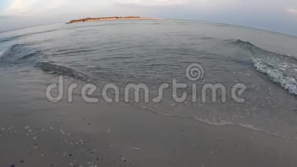 美丽的夏季景观海滩上有海浪视频的预览图
