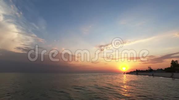 一片美丽的夕阳天空笼罩着海面视频的预览图