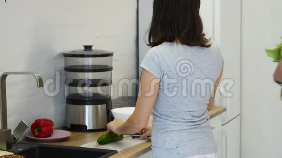 沙拉的准备厨房里的健康蔬菜做饭视频的预览图