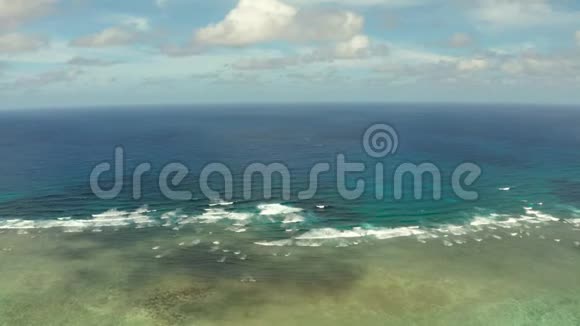 海景蔚蓝的大海天空中有云和岛屿视频的预览图
