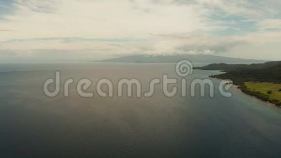 热带岛屿上的海岸线菲律宾Camiguin岛视频的预览图