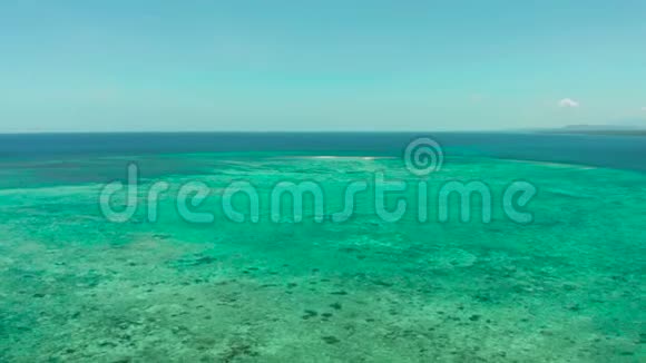 热带景观有蓝色的海洋和泻湖巴拉巴克巴拉望菲律宾视频的预览图