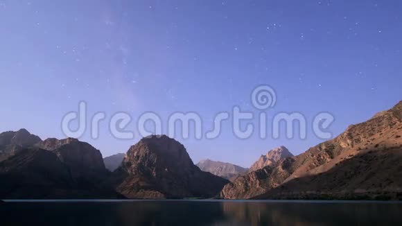 在湖边过夜塔吉克斯坦伊斯坎德库尔时间视频的预览图