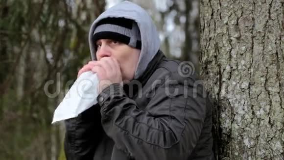 担心的人吸入纸袋视频的预览图