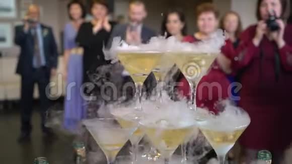 从金字塔形的酒杯里喝香槟的人视频的预览图