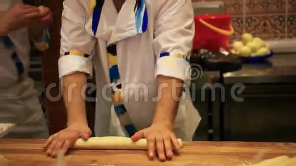 男厨师用擀面杖准备面团视频的预览图