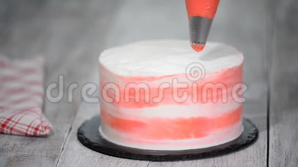 厨师用奶油装饰蛋糕视频的预览图
