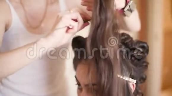 美容院的女孩视频的预览图
