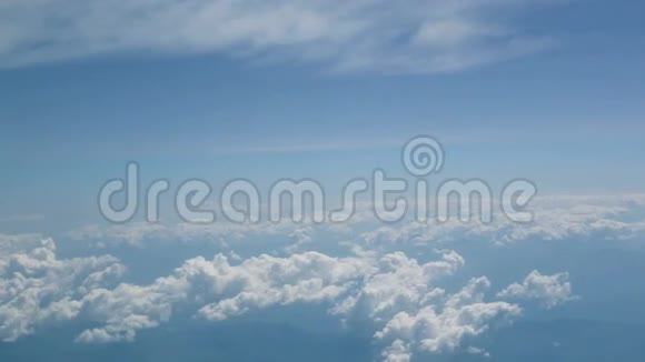 在云层中飞翔视频的预览图