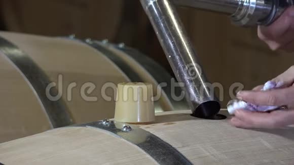 酿酒师在桶里酿酒视频的预览图