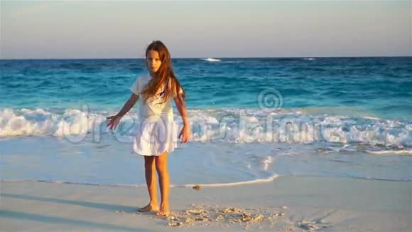 可爱的小女孩在海滩上玩得很开心流动人口视频的预览图