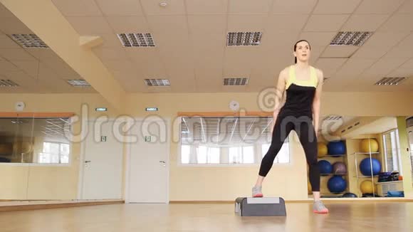 运动女性在健身房训练视频的预览图