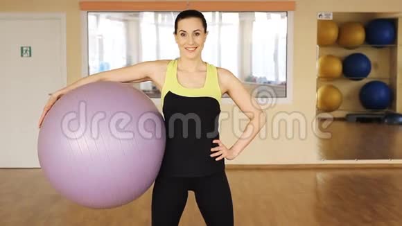 运动女性在健身房训练视频的预览图