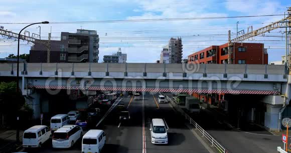 东京Kanpachi大道的市中心街白天广射视频的预览图