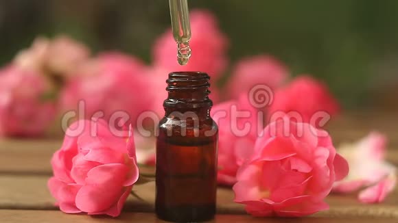玫瑰的精华放在桌子上装在漂亮的玻璃瓶里视频的预览图