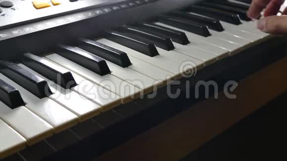 演奏音乐人手合成器钢琴碾过视频的预览图