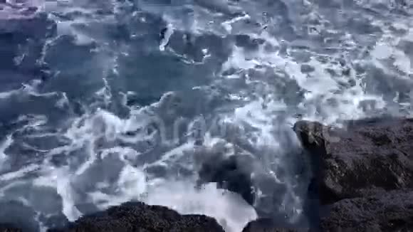 岩石和水视频的预览图