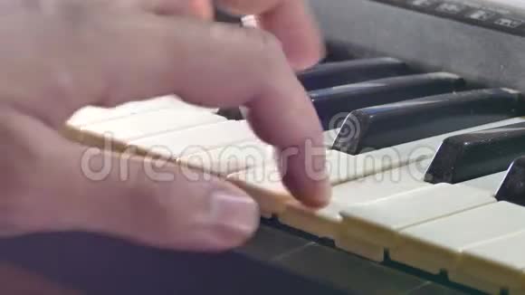 弹人手合成器钢琴弹键视频的预览图