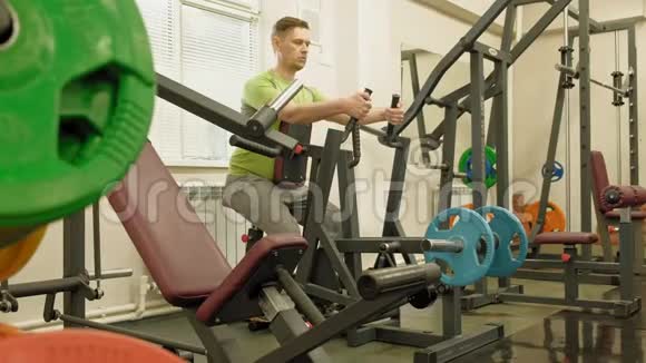 健身房里的胖子健身和运动健康生活方式视频的预览图