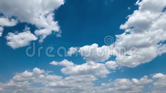 明亮美丽的蓝天有云彩的背景或纹理视频的预览图