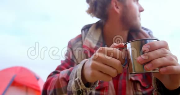 男人喝热饮料4K视频的预览图
