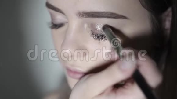 化妆师做眼妆年轻女孩化妆专业眼影视频的预览图