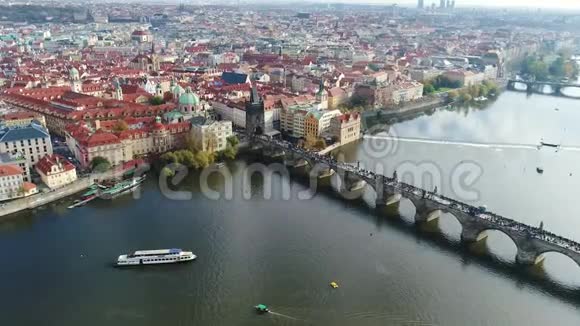 查尔斯桥全景城市空中布拉格市景上的全景飞越城市上空视频的预览图