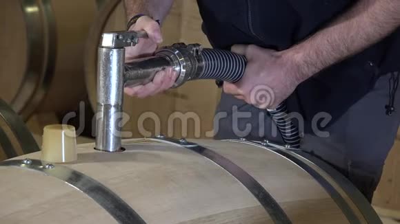 酿酒师在桶里酿酒视频的预览图