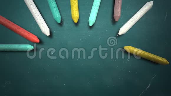 黑板上的彩色粉笔特写学校背景教育主题视频的预览图