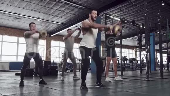一群肌肉发达的男性朋友在交叉健身馆工作视频的预览图