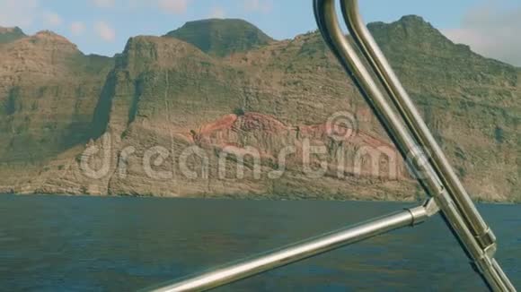 从海上浮式游艇船上观赏大加那利岛阴岸景色视频的预览图