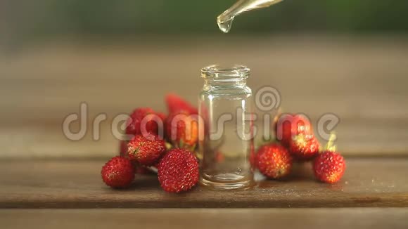 美丽的玻璃罐桌上放着野草莓的精华视频的预览图