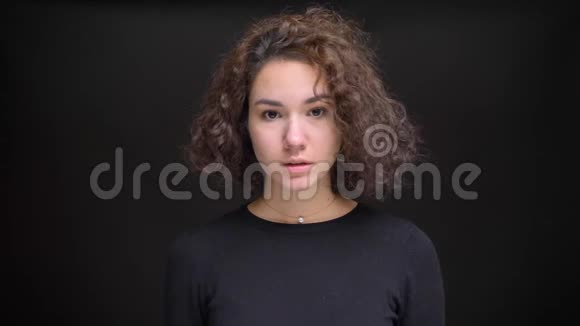 一位年轻迷人的白种人女性卷发直勾勾的看着镜头视频的预览图