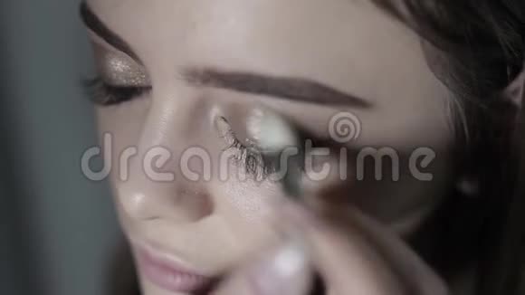 化妆师做眼妆年轻女孩化妆专业眼影视频的预览图