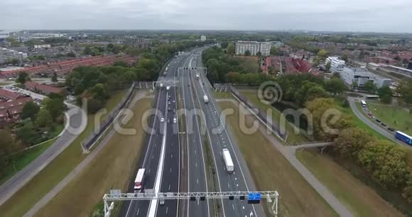 荷兰zwijndrechtA16公路鸟瞰图视频的预览图