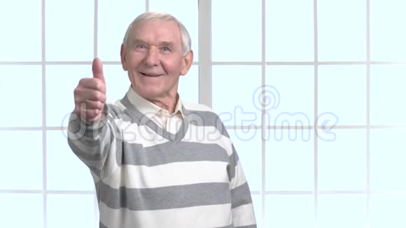 有拇指向上标志的老人视频的预览图
