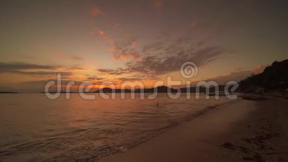 兰博克岛海滩上美丽的日落视频的预览图