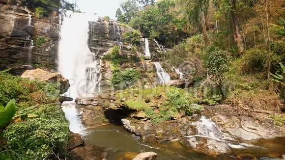 泰国清迈多伊因塔农国家公园的Vachiratarn瀑布视频的预览图