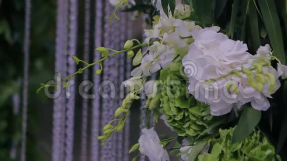 婚礼装饰的花白色的花在婚礼装饰时尚的婚礼装饰视频的预览图
