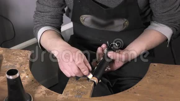 修理旧单簧管的工匠视频的预览图