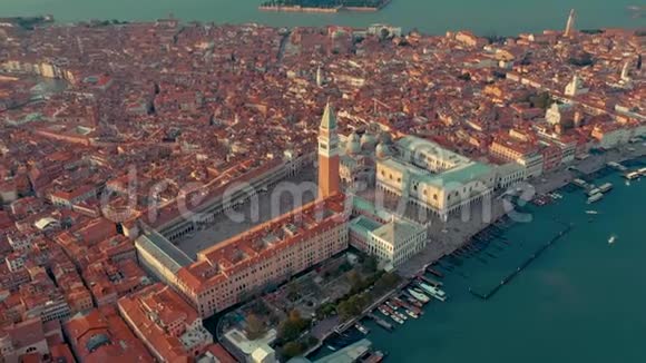 意大利威尼斯2019年6月空中无人机全景观威尼斯美丽建筑飞越运河和屋顶视频的预览图