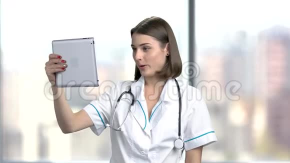 使用电脑平板电脑的女医生视频的预览图