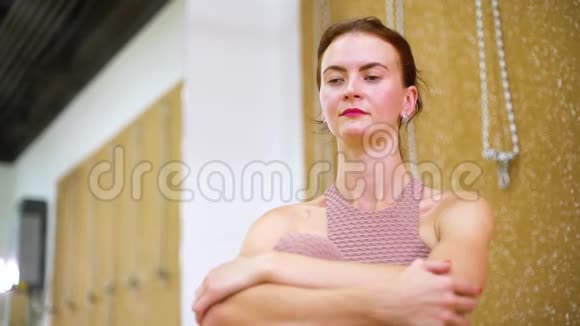 年轻女子在瑜伽工作室伸展身体视频的预览图