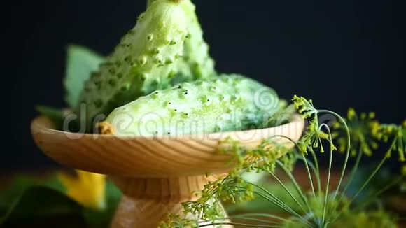 新鲜的绿色黄瓜视频的预览图