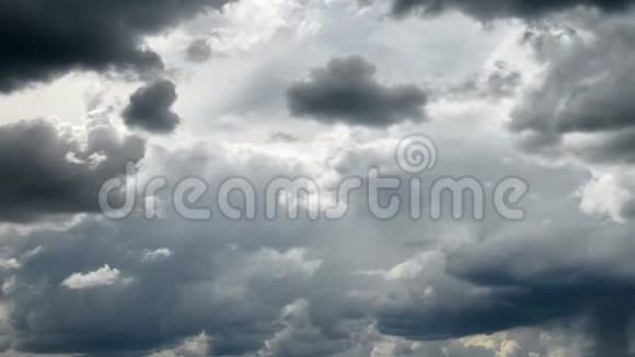 乌云密布的暴风雨天空视频的预览图