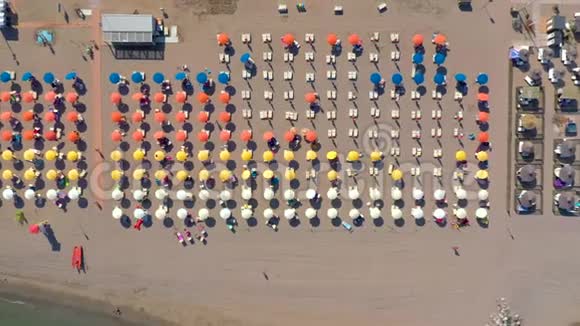 意大利利尼亚诺2019年5月意大利亚得里亚海海岸线的利尼亚诺海滩空中无人机视图夏天的欧洲视频的预览图