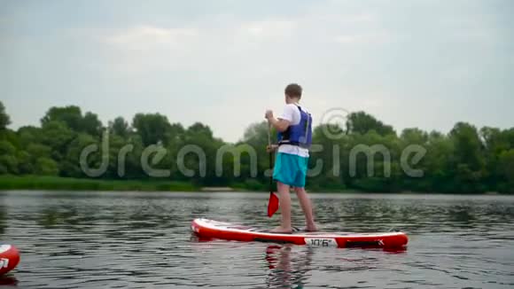年轻人在河上皮划艇视频的预览图