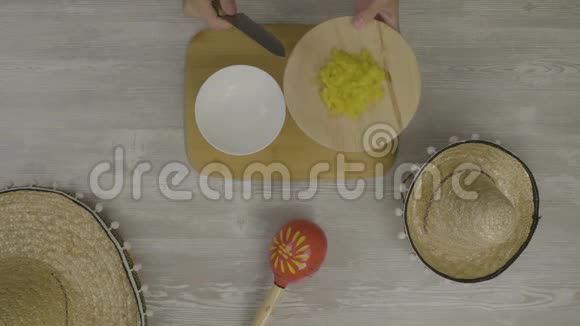 用刀子把食物放进盘子里桌子上有两顶墨西哥帽子马拉卡是Instagram的抽象物视频的预览图