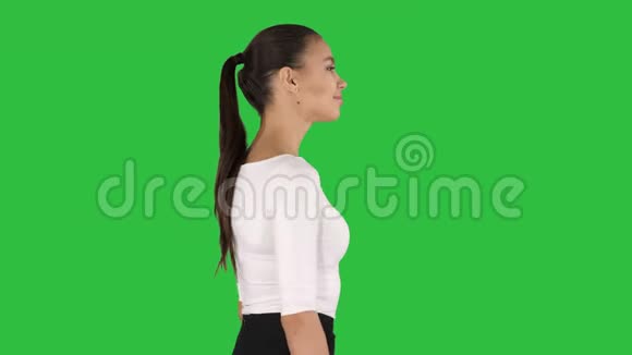 年轻的商务女性走在绿色屏幕上Chroma键视频的预览图